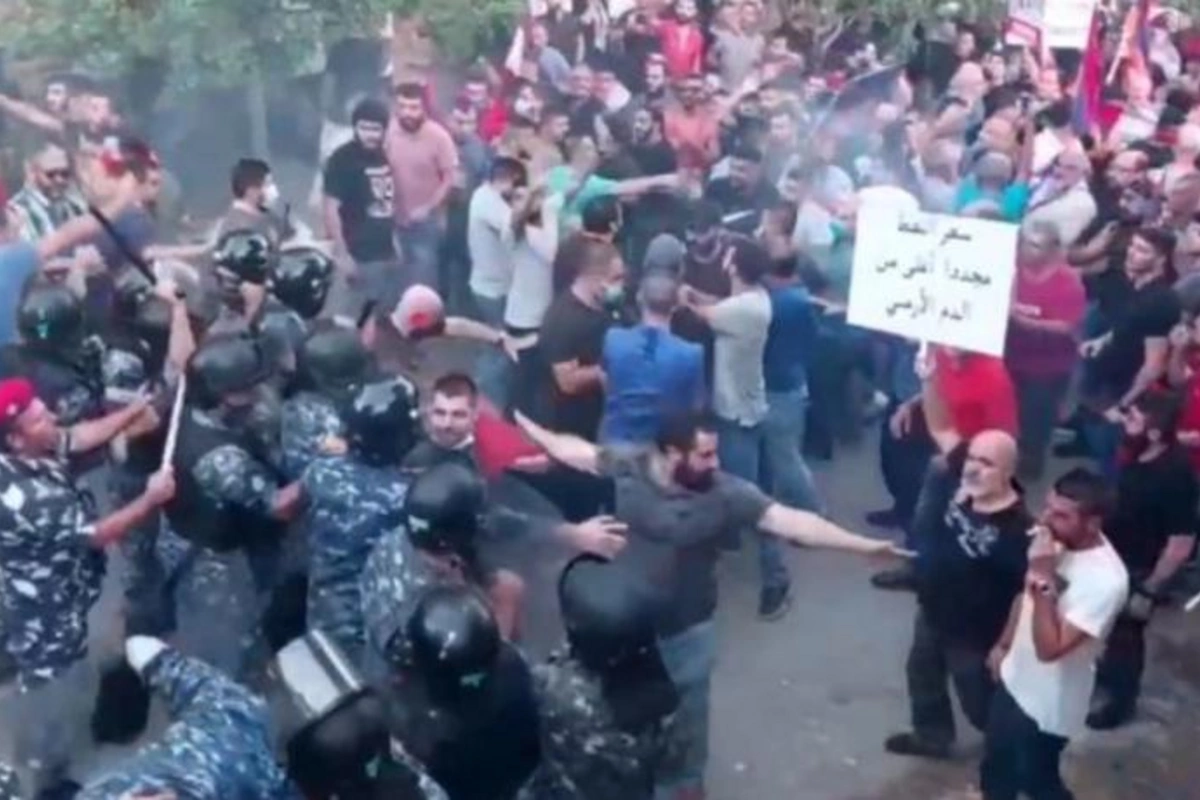 Livanda yaşayan ermənilər səfirliyimiz önündə təxribat törədib