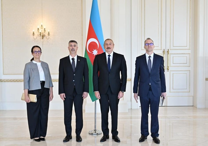 İlham Əliyev Macarıstanın yeni səfirinin etimadnaməsini qəbul edib — YENİLƏNİB (FOTO) İlham Əliyev Macarıstanın yeni səfirinin etimadnaməsini qəbul edib — YENİLƏNİB (FOTO)
