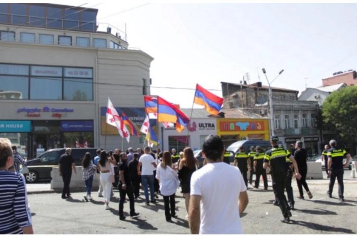 Tbilisidə polis ermənilərin Azərbaycan səfirliyinin binası qarşısındakı aksiyasının qarşısını aldı