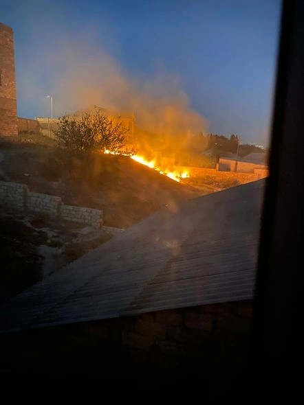 Binəqədidə yüksək gərginlikli elektrik xəttinin dirəyi aşdı, yanğın oldu — FOTO