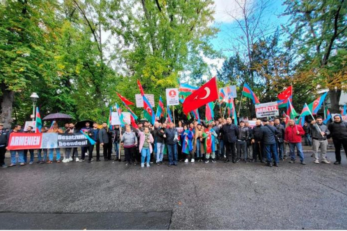 Azərbaycan icması Berlində Ermənistan səfirliyi önündə piket keçirdi