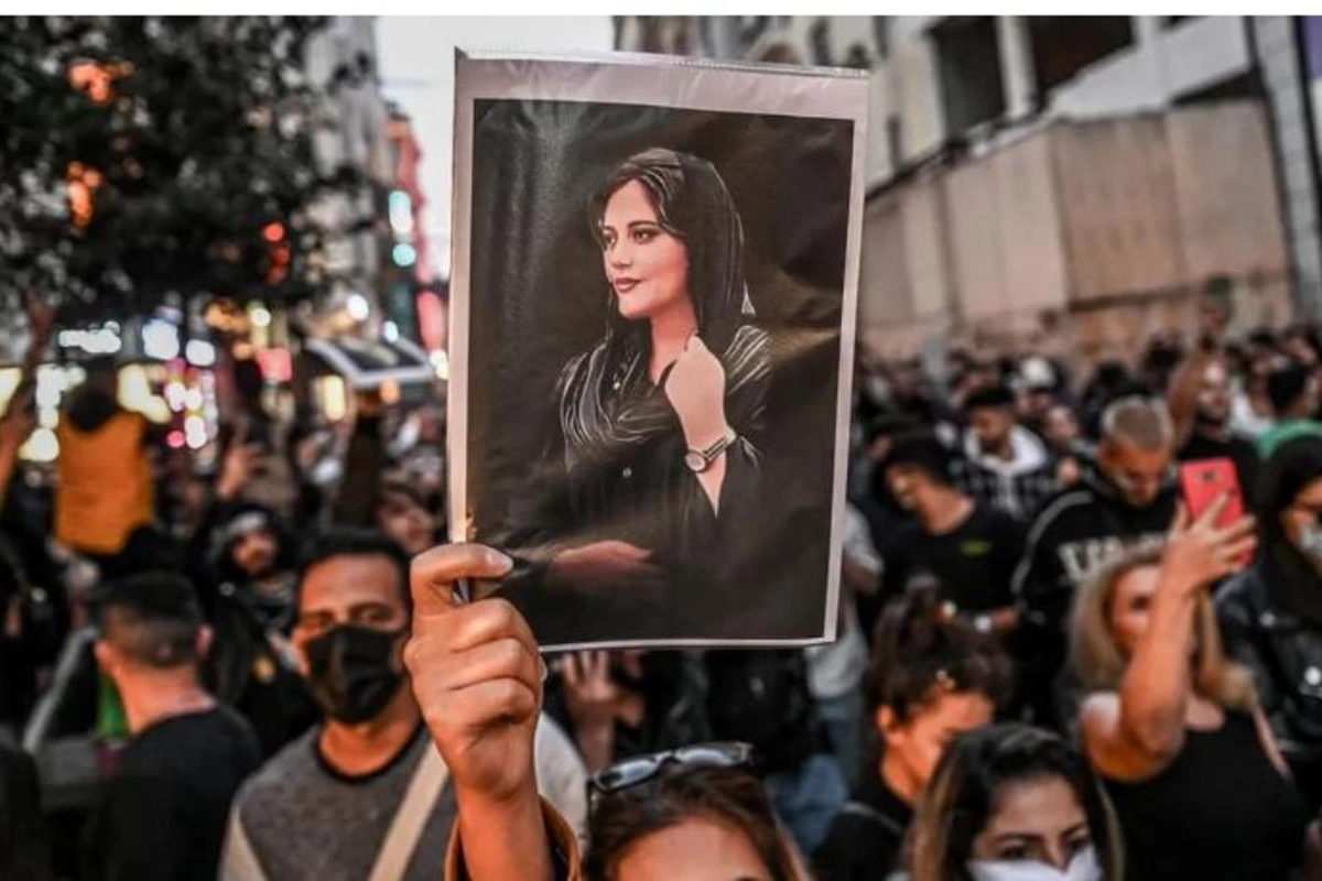 “İranda qadınlar ləyaqətsiz yaşamaqdan bezdiklərinə görə küçələrə tökülüblər”