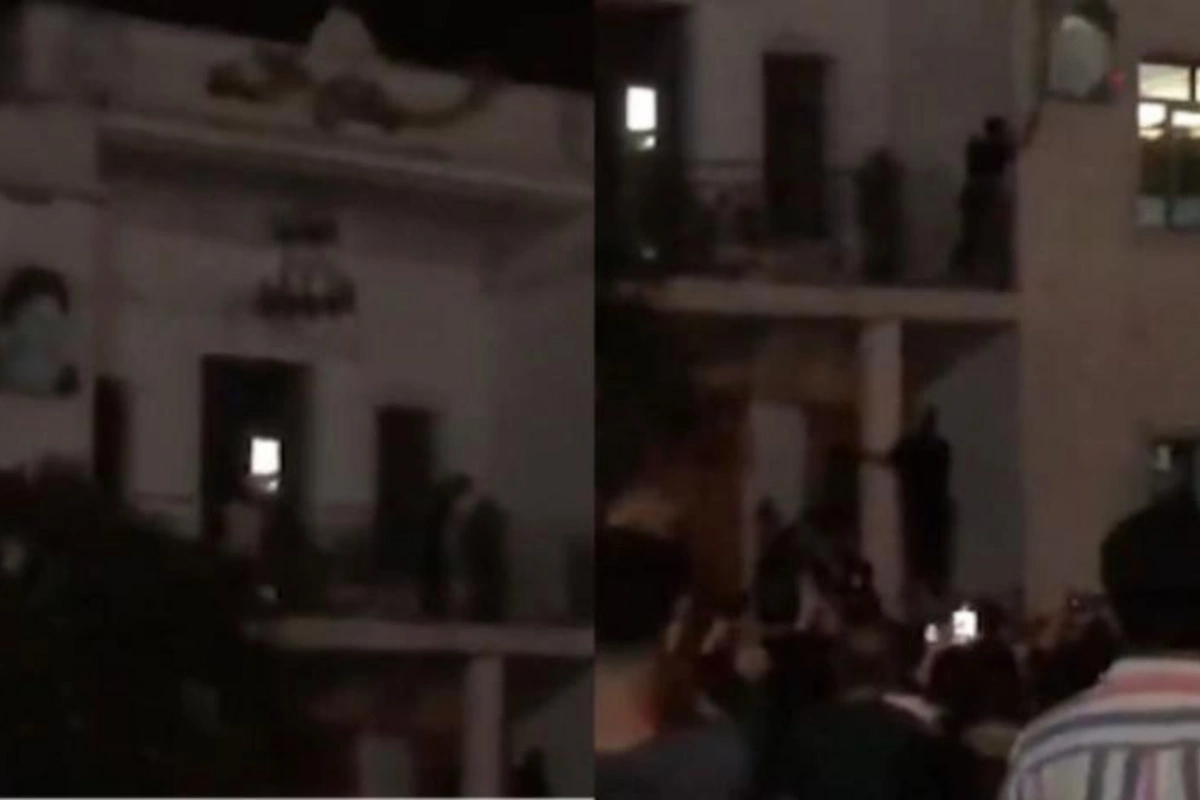İranda etirazçılar Xomeyni və Xameneinin şəkillərini SÖKDÜLƏR — VİDEO