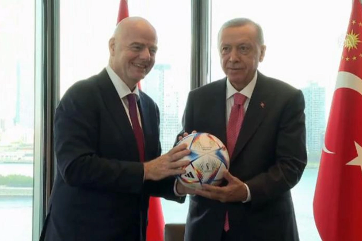 Ərdoğan FIFA prezidentinə topla məharətini göstərdi — VİDEO