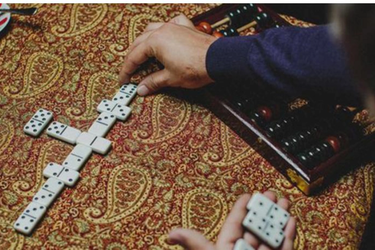 Dominoda uduzdu, əsəbiləşib dostunun gözünü partlatdı