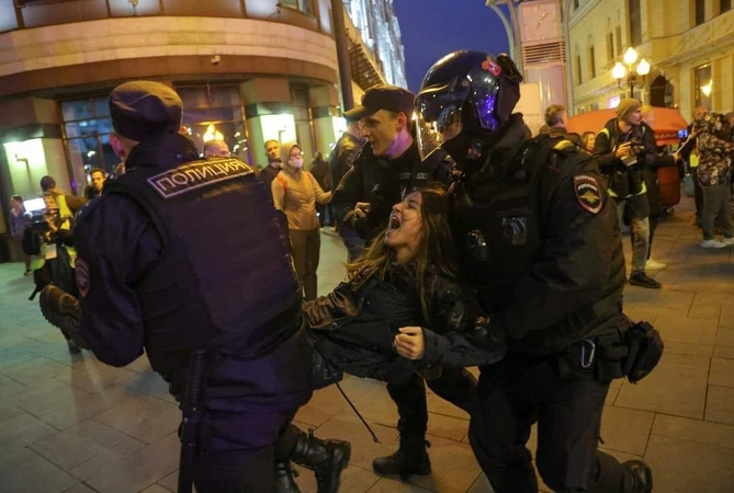 Rusiya boyunca 900-dən çox etirazçının saxlandığı bildirilir— FOTOLAR