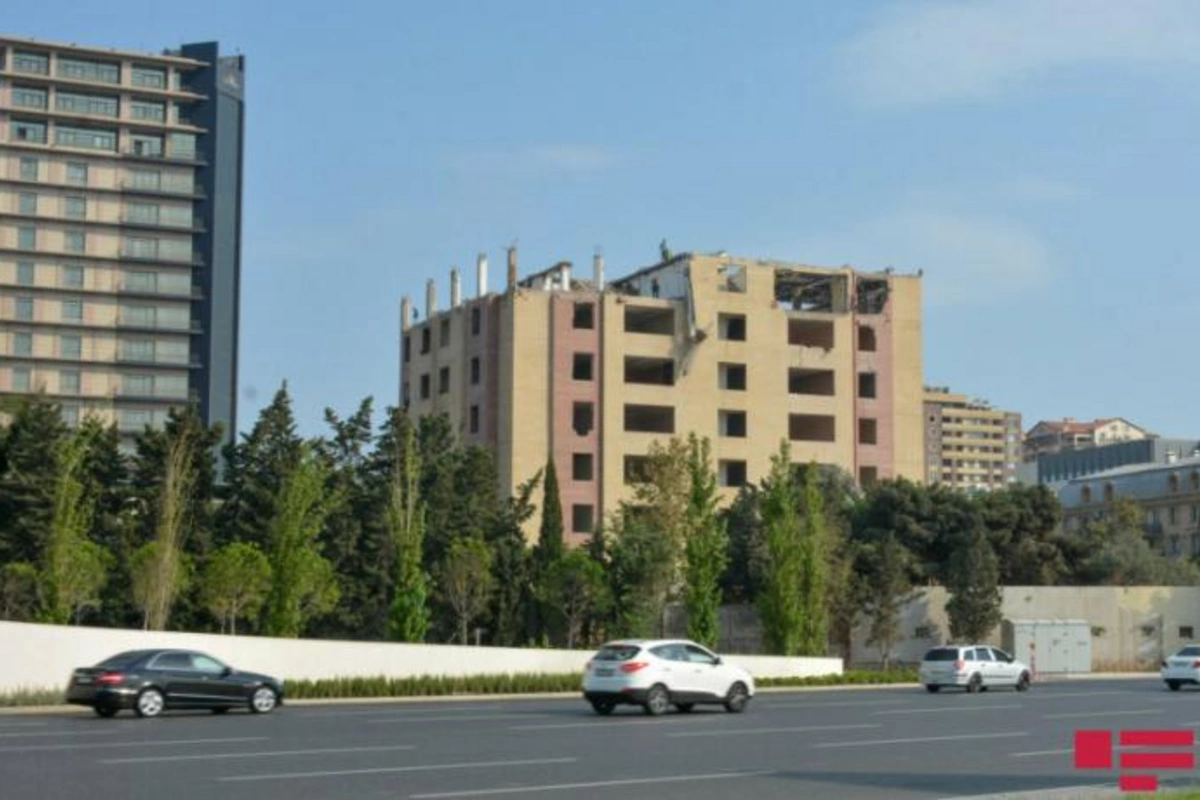 Bakıda Zəfər abidəsi ilə bağlı çoxmərtəbəli bina sökülür