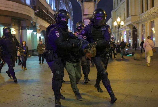 Rusiya boyunca 900-dən çox etirazçının saxlandığı bildirilir— FOTOLAR