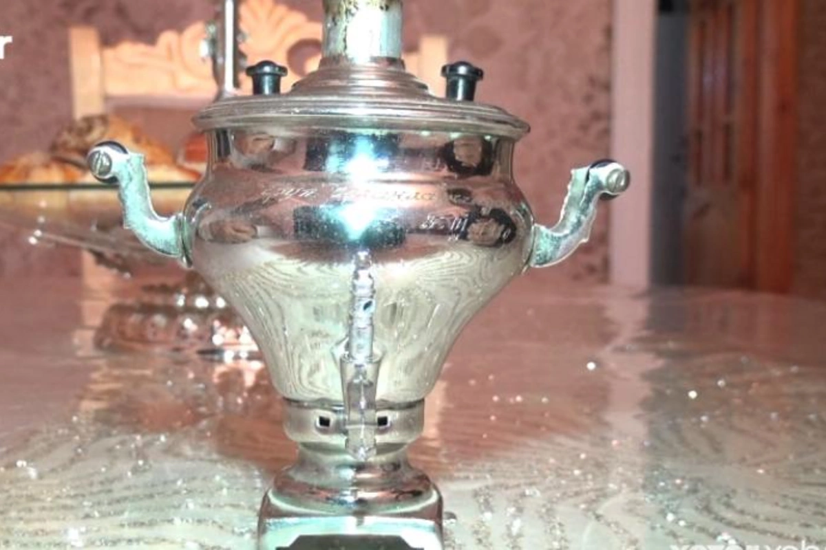 Qəhrəman qazimiz Şuşada tapdığı samovarın sahibini axtarır — Təfərrüat (VİDEO)