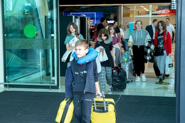 Valideyn himayəsindən məhrum olmuş 29 ukraynalı uşaq Azərbaycana gətirildi — FOTO
