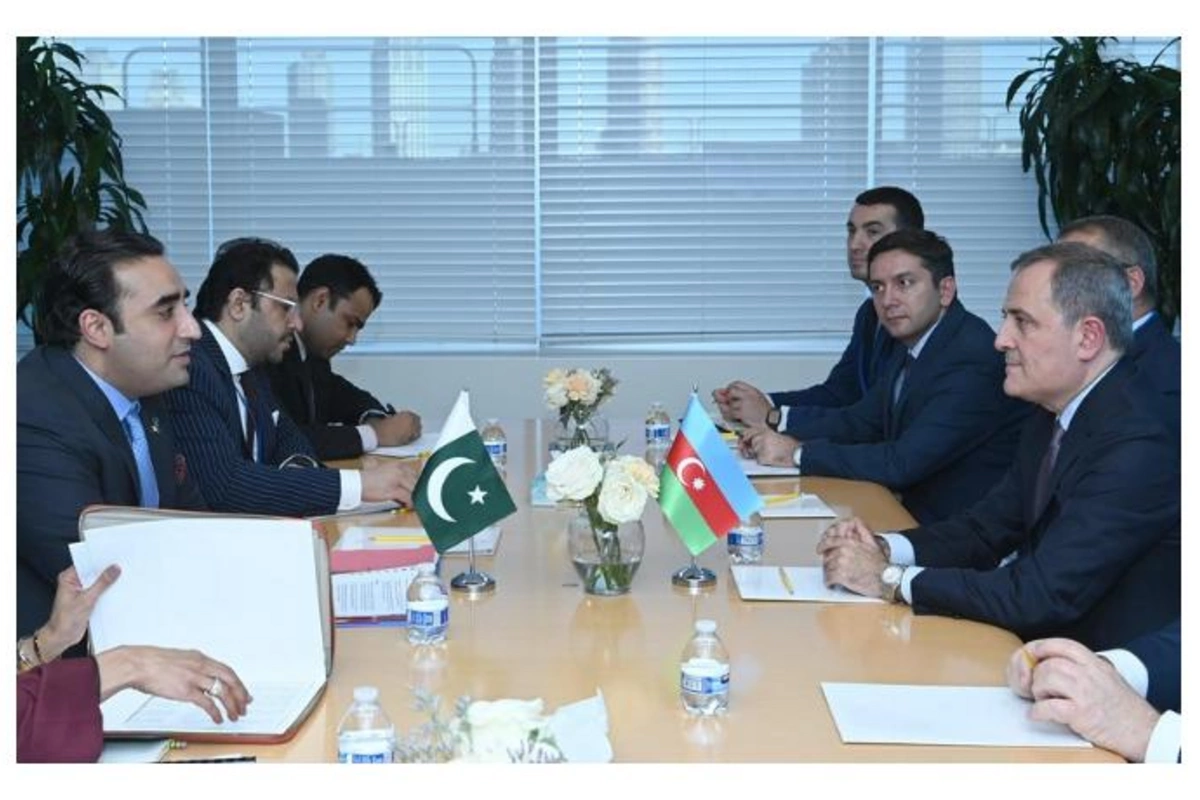 Ceyhun Bayramov Pakistanın XİN başçısı ilə görüşüb