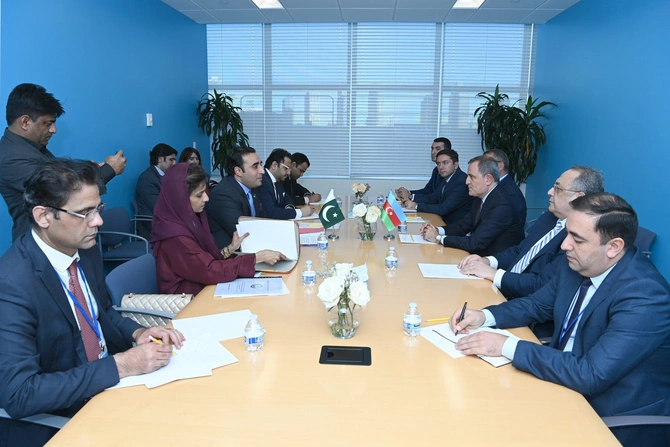 Ceyhun Bayramov Pakistanın XİN başçısı ilə görüşüb