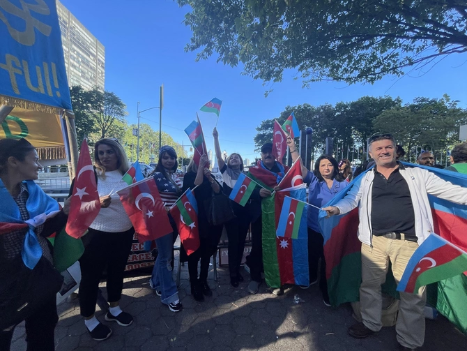 Azərbaycanlılar BMT-nin qarşısında aksiya keçiriblər
