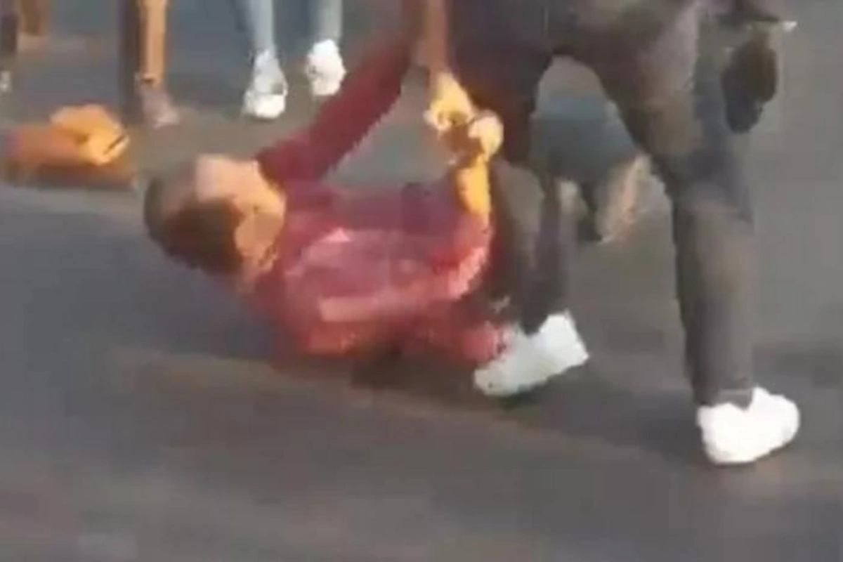 Qadına şillə vuran şəxsi küçənin ortasında belə döydülər — ANBAAN VİDEO