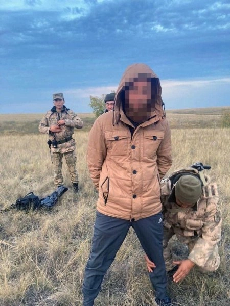 Səfərbərlikdən yayınmaq üçün Qazaxıstana qanunsuz keçən Rusiya vətəndaşları saxlanıldı — FOTOLAR