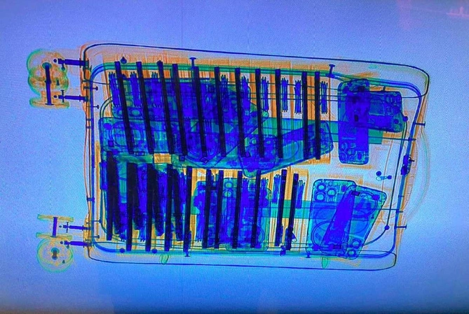 İki çamadan iPhone keçirmək istəyən şəxs saxlanıldı — FOTO İki çamadan iPhone keçirmək istəyən şəxs saxlanıldı — FOTO