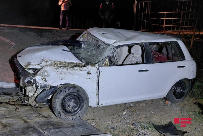 Azərbaycanda avtomobili aşıran sürücü ağır yaralandı — FOTOLAR