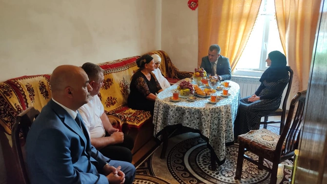 İcra başçısı şəhid ailəsini ziyarət etdi — FOTO