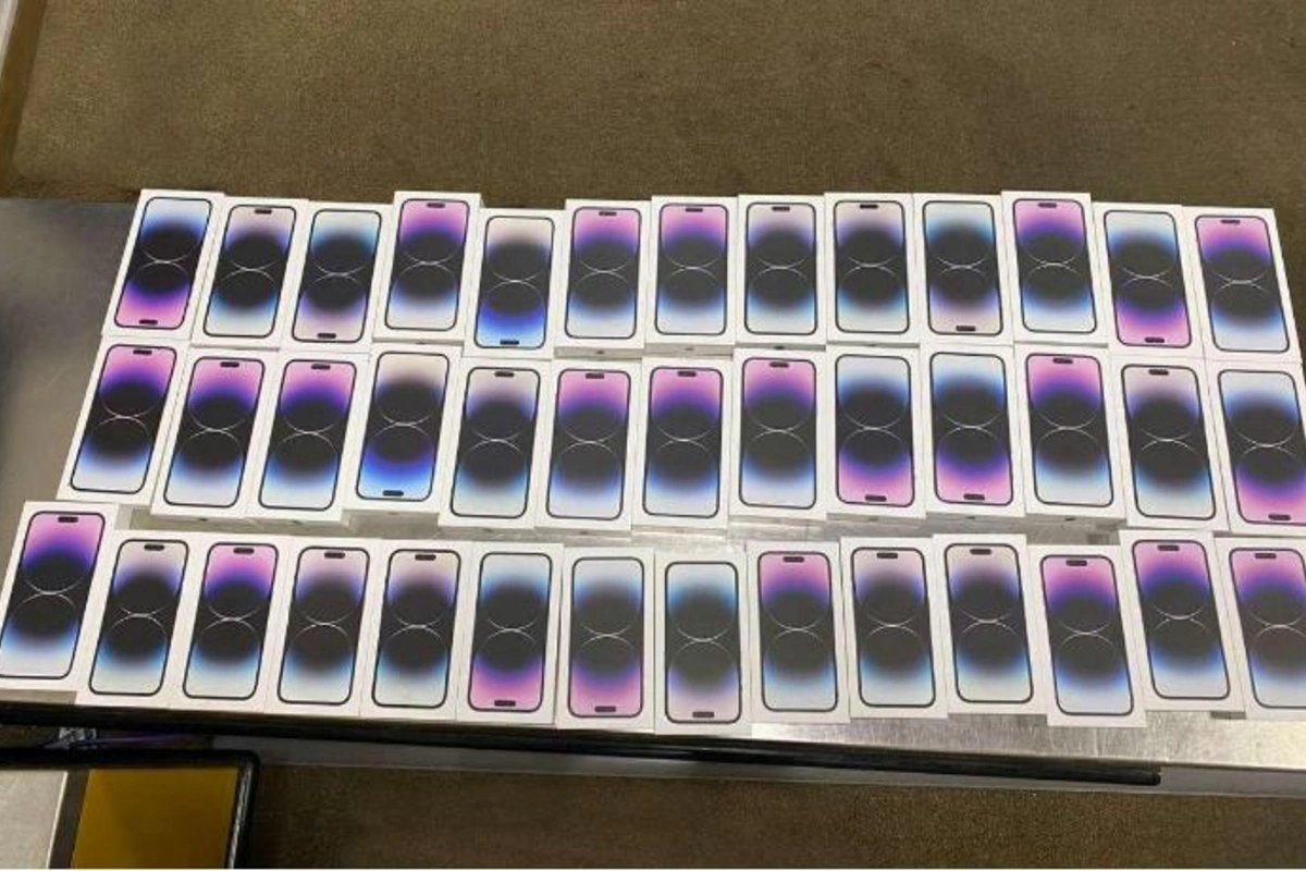 İki çamadan iPhone keçirmək istəyən şəxs saxlanıldı — FOTO