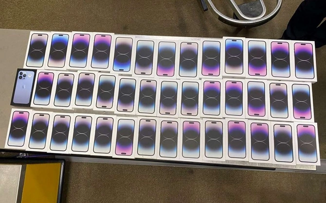 İki çamadan iPhone keçirmək istəyən şəxs saxlanıldı — FOTO İki çamadan iPhone keçirmək istəyən şəxs saxlanıldı — FOTO