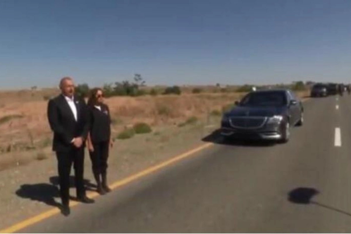 Prezident maşını saxlayıb, şəhidləri bir dəqiqəlik sükutla yad etdi — VİDEO