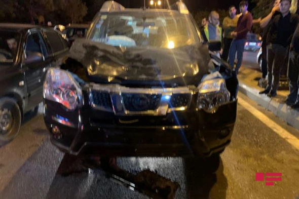 Bakıda görmə qüsurlu şəxsi və ona kömək edəni maşın vurub, ölən və yaralanan var — FOTO