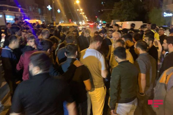 Bakıda görmə qüsurlu şəxsi və ona kömək edəni maşın vurub, ölən və yaralanan var — FOTO