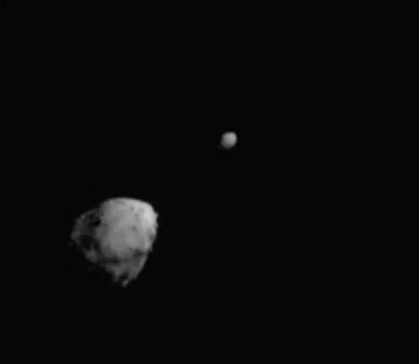 Kamikadze zondun yerə yaxınlaşan asteroidə çırpılma anı — FOTO/VİDEO Kamikadze zondun yerə yaxınlaşan asteroidə çırpılma anı — FOTO/VİDEO