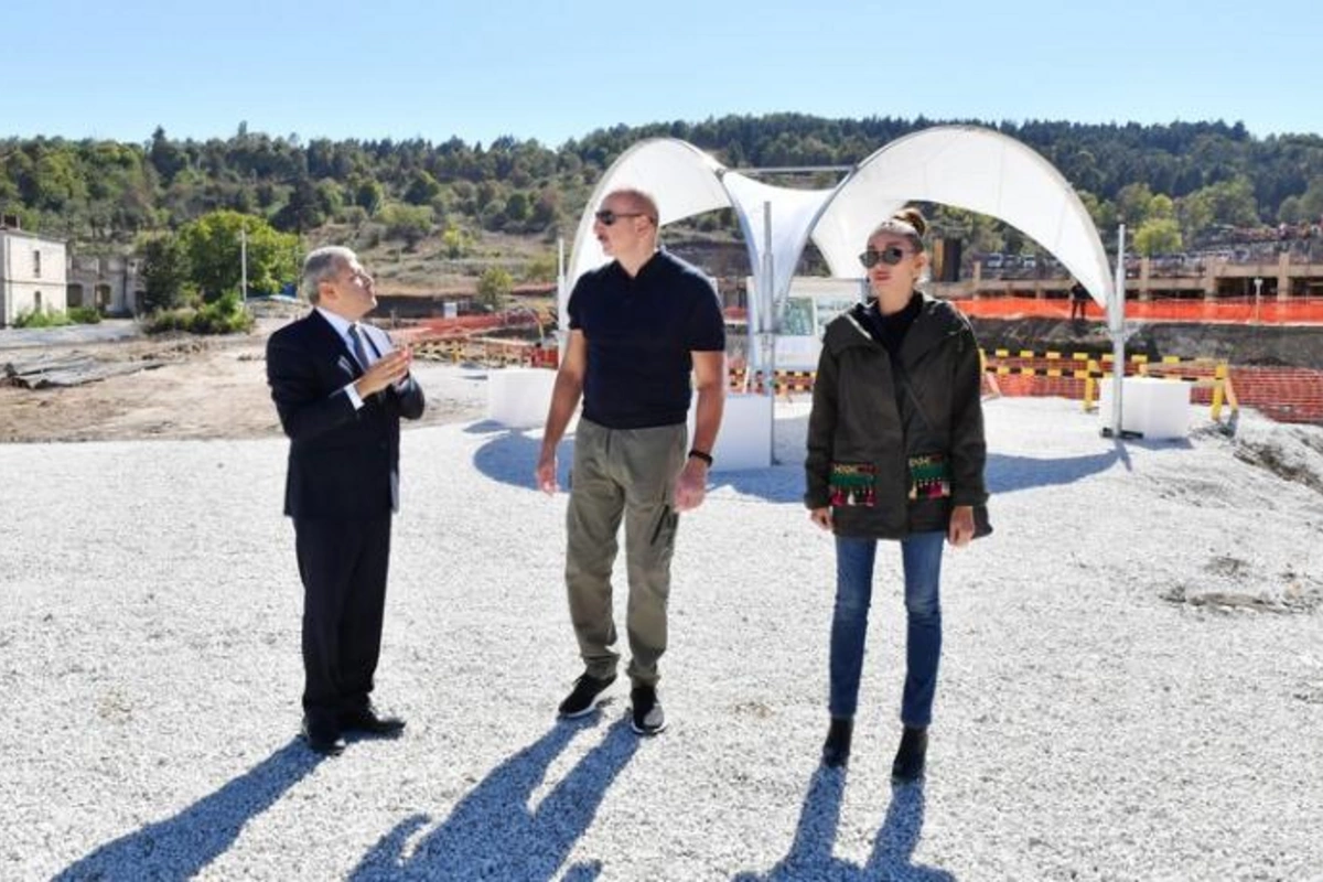 Prezident və birinci xanım Şuşada yeni yaşayış kompleksində tikinti işləri ilə tanış olublar