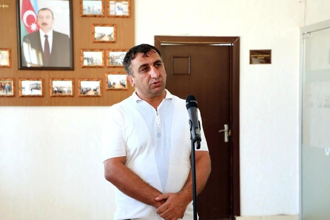 Açıq mikrofonda bu dəfə Siyəzəndən olan sahibkarlar müraciətlərini səsləndirdi — FOTOLAR Açıq mikrofonda bu dəfə Siyəzəndən olan sahibkarlar müraciətlərini səsləndirdi — FOTOLAR