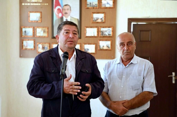 Açıq mikrofonda bu dəfə Siyəzəndən olan sahibkarlar müraciətlərini səsləndirdi — FOTOLAR Açıq mikrofonda bu dəfə Siyəzəndən olan sahibkarlar müraciətlərini səsləndirdi — FOTOLAR