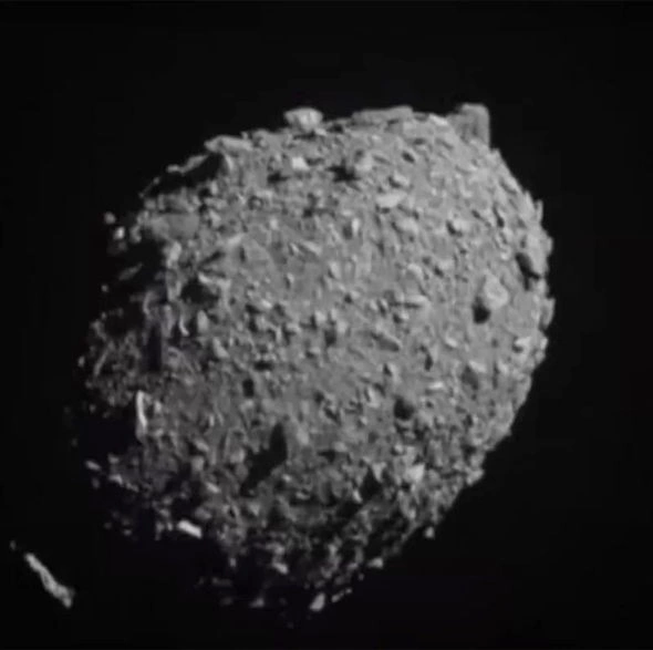 Kamikadze zondun yerə yaxınlaşan asteroidə çırpılma anı — FOTO/VİDEO Kamikadze zondun yerə yaxınlaşan asteroidə çırpılma anı — FOTO/VİDEO