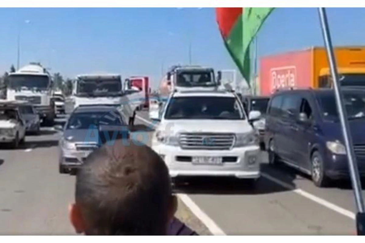 Şəhidlərin anım vaxtı “Land Cruiser” sürücüsündən HÖRMƏTSİZLİK — VİDEO