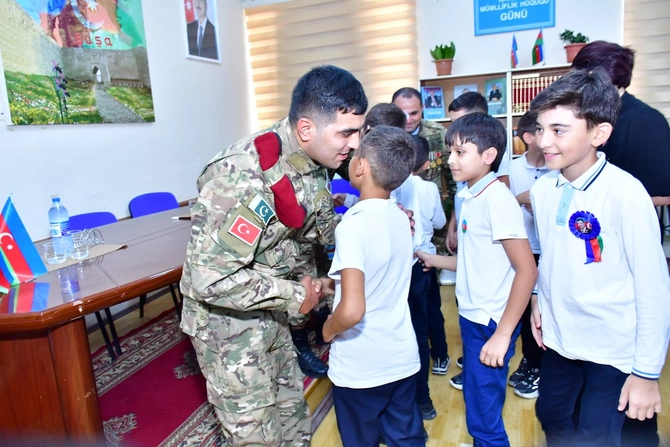 Xırdalan şəhər 10 nömrəli tam orta məktəbdə şəhid ailələri və qazilərlə görüş keçirilib — FOTOLAR
