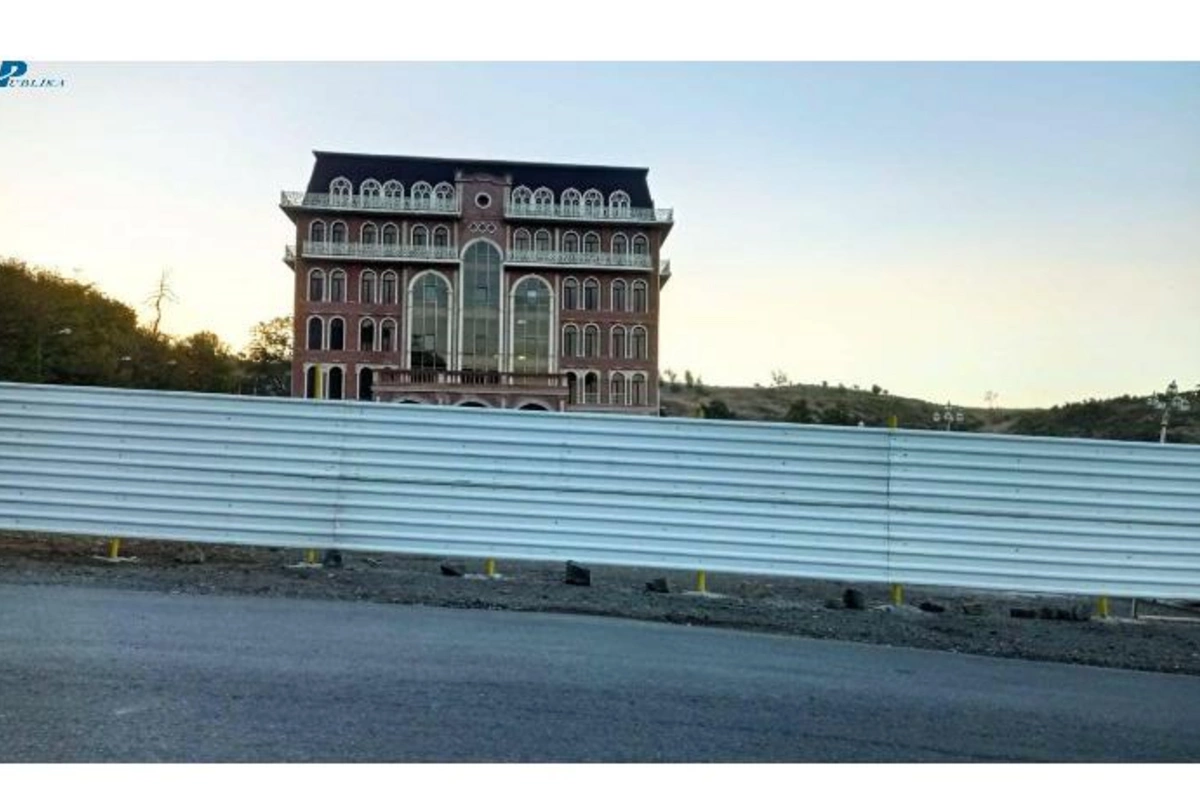 Elmar Vəliyevə məxsus olduğu deyilən hotel dəmir hasara alındı — FOTO (VİDEO)