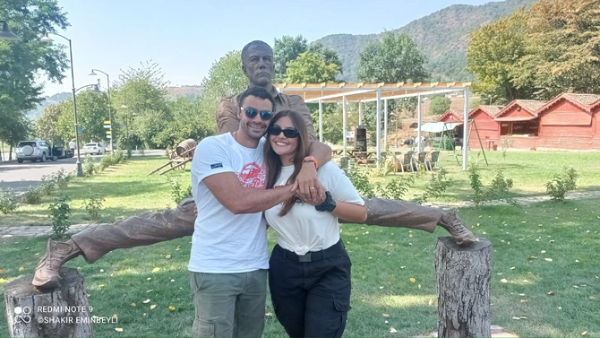 Van Dammın oğlu ilə gəlini aktyorun Qəbələdəki heykəli önündə — FOTOLAR Van Dammın oğlu ilə gəlini aktyorun Qəbələdəki heykəli önündə — FOTOLAR