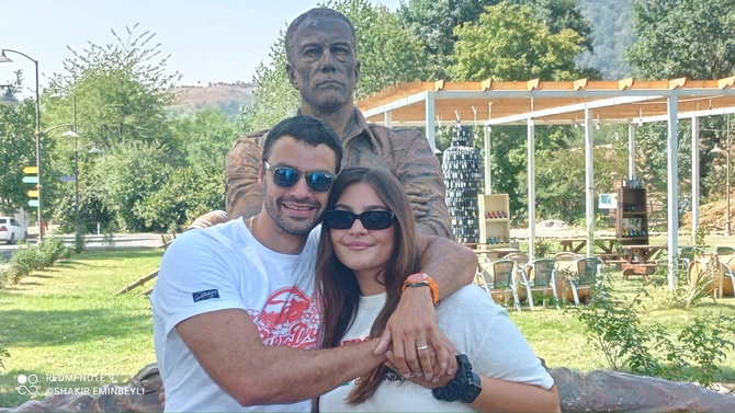 Van Dammın oğlu ilə gəlini aktyorun Qəbələdəki heykəli önündə — FOTOLAR Van Dammın oğlu ilə gəlini aktyorun Qəbələdəki heykəli önündə — FOTOLAR