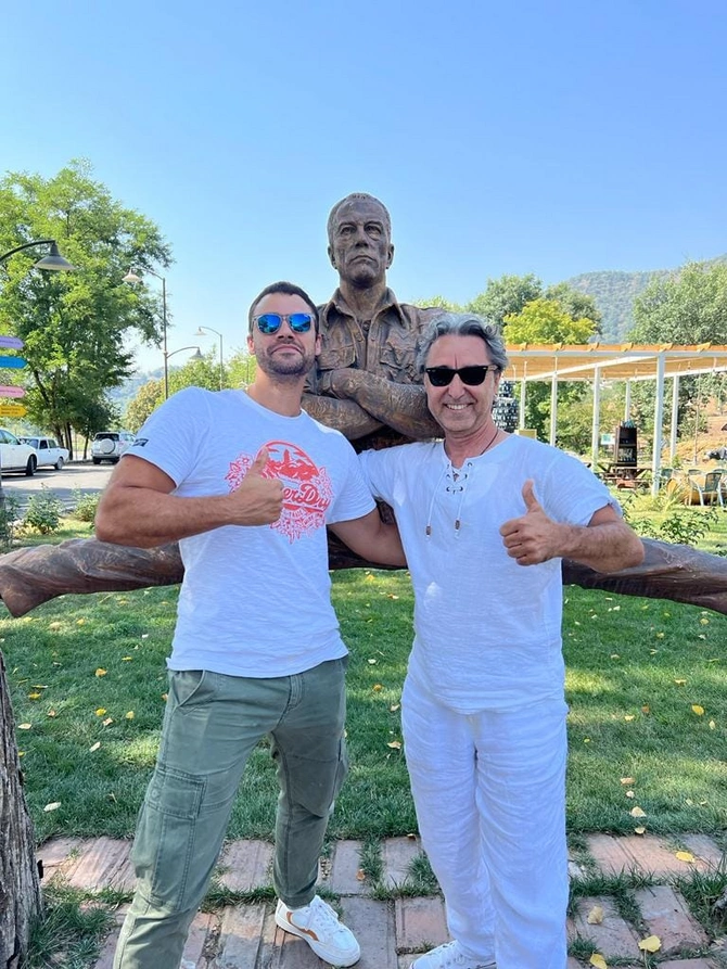Van Dammın oğlu ilə gəlini aktyorun Qəbələdəki heykəli önündə — FOTOLAR Van Dammın oğlu ilə gəlini aktyorun Qəbələdəki heykəli önündə — FOTOLAR