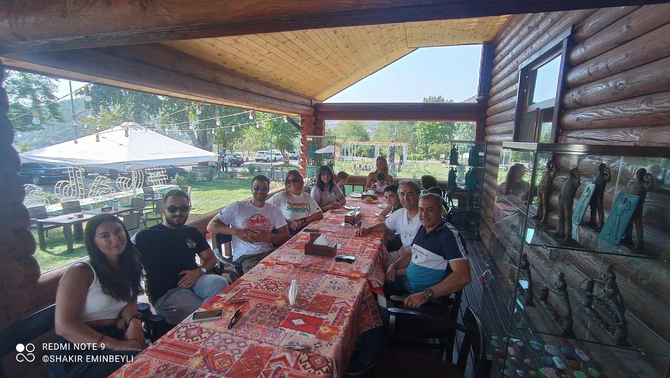 Van Dammın oğlu ilə gəlini aktyorun Qəbələdəki heykəli önündə — FOTOLAR Van Dammın oğlu ilə gəlini aktyorun Qəbələdəki heykəli önündə — FOTOLAR