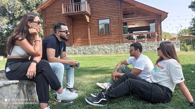 Van Dammın oğlu ilə gəlini aktyorun Qəbələdəki heykəli önündə — FOTOLAR Van Dammın oğlu ilə gəlini aktyorun Qəbələdəki heykəli önündə — FOTOLAR