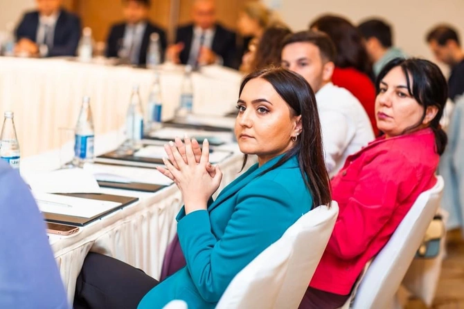 İKZF və MEDİA iqtisadi mövzularda yazan jurnalistlər üçün təlim keçirib — FOTOLAR