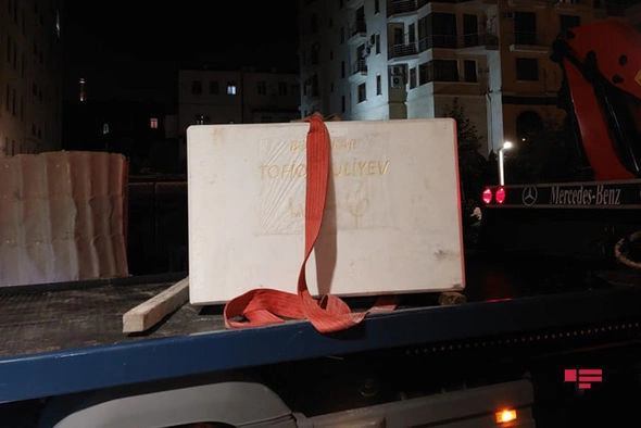 Bakıda Xalq artisti Tofiq Quliyevin abidəsinin postamenti quraşdırılır — FOTO Bakıda Xalq artisti Tofiq Quliyevin abidəsinin postamenti quraşdırılır — FOTO