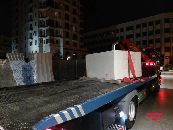 Bakıda Xalq artisti Tofiq Quliyevin abidəsinin postamenti quraşdırılır — FOTO Bakıda Xalq artisti Tofiq Quliyevin abidəsinin postamenti quraşdırılır — FOTO