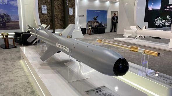Bakıda keçirilən silah sərgisində Türkiyə istehsalı olan “Çakır” raketi nümayiş etdirilir — FOTO