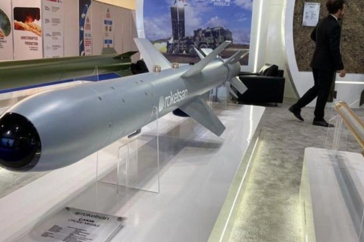 Bakıda keçirilən silah sərgisində Türkiyə istehsalı olan “Çakır” raketi nümayiş etdirilir — FOTO