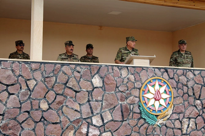 Baş Qərargah rəisi Quru Qoşunlarında olub, xidməti müşavirə keçirib — FOTOLAR