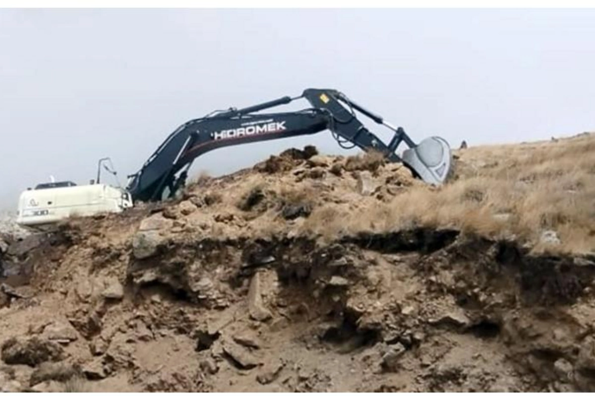 Ermənilər Laçında mülki şirkətə məxsus ekskavatoru atəşə tutub — FOTO