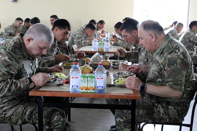 Baş Qərargah rəisi Quru Qoşunlarında olub, xidməti müşavirə keçirib — FOTOLAR