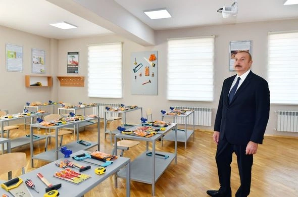 Prezident Suraxanıda yeni inşa edilmiş məktəb kompleksində yaradılan şəraitlə tanış olub — FOTO Prezident Suraxanıda yeni inşa edilmiş məktəb kompleksində yaradılan şəraitlə tanış olub — FOTO