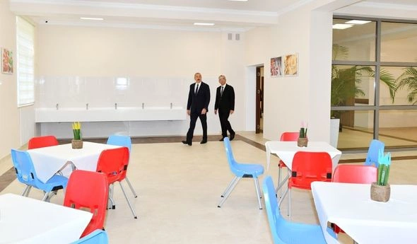 İlham Əliyev Bakıda yeni korpusu tikilən məktəbdə yaradılan şəraitlə tanış olub — FOTO